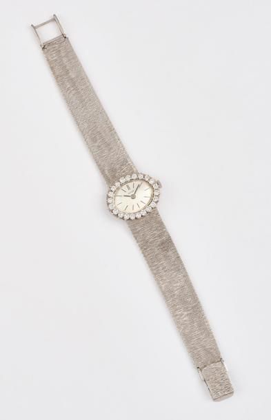DOXA 

Montre bracelet de dame en or gris (750).

Boîtier ovale.

Lunette ornée d'une...