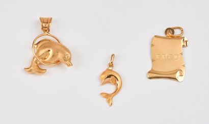 null Lot de trois pendentifs en or jaune (750) comprenant : 

- un dauphin;

- un...