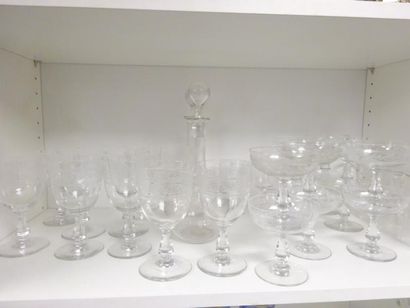 null Partie de services de verres en cristal à décor gravé à la roue de frises d'entrelacs....