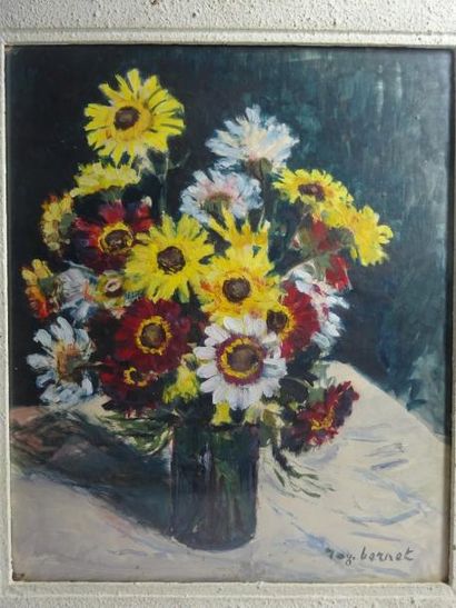 Roger BERNET (1903-1984) 

Vase fleuri sur une nappe blanche.

Huile sur papier.

Signé...