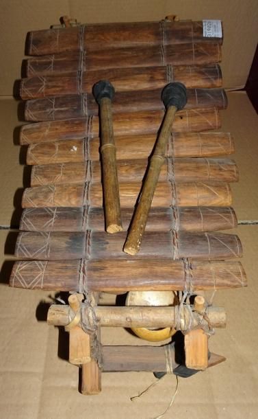 CÔTE D'IVOIRE 

Balafon (lamelophone) en bois et bambou.

Avec ses deux baguette...