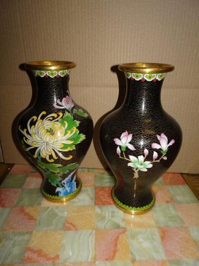CHINE 

Paire de vases en laiton à décor floral en émaux cloisonnés polychromes sur...