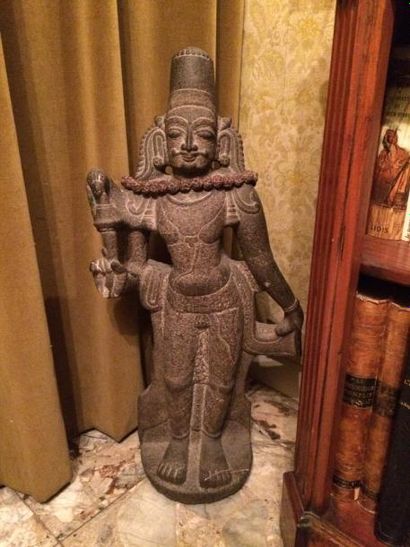 INDE ou PAKISTAN 

Divinité debout.

Pierre noire sculptée.

Style Gandhara, fin...