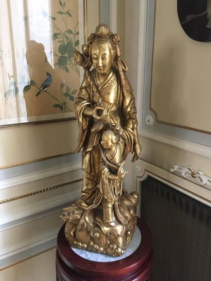 CHINE 

Femme et enfant.

Sujet en bois sculpté et doré.

XXème siècle.

H. : 65...