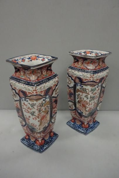 IMARI 

Paire de vases de section losangique en porcelaine à décor en bleu sous couverte,...