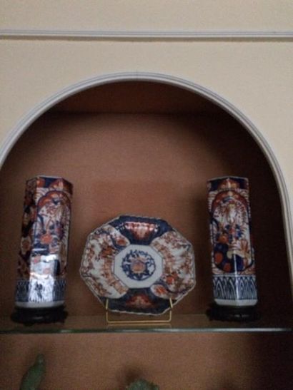 CHINE, Imari 
Paire de vases à six pans coupés en porcelaine émaillée polychrome.
XIXème...