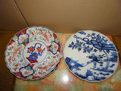 null Quatre assiettes en porcelaine à décor en bleu de personnage ou Imari de vases...