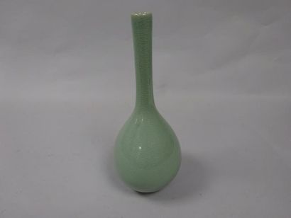 COREE 

Vase ovoïde à long col en porcelaine émaillée céladon craquelé.

XXème siècle.

H....