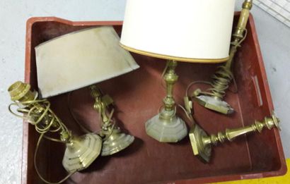 null Caisse de cinq flambeaux en laiton, dont deux paires, montés en lampes.

XIXème...