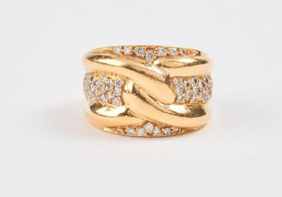 null Large bague en or jaune (750) à motif enlacé et pavage de petits diamants de...