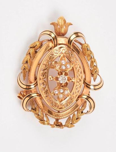 null Broche pendentif en or jaune (750) en forme de médaillon ajouré centré d'un...
