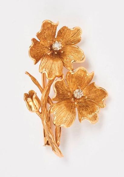 null Broche en or jaune (750) figurant deux fleurs épanouies centrées d'une petite...