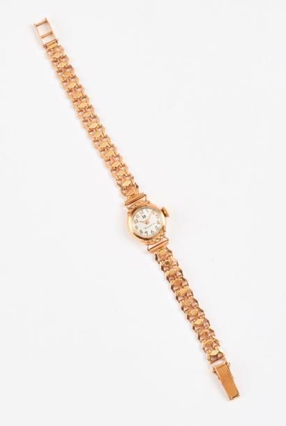 LIP, Dauphine 

Montre bracelet de dame en or jaune (750).

Cadran circulaire, champagne,...