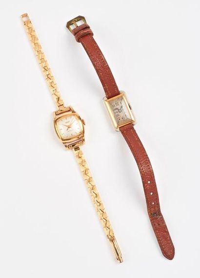 null Deux montres de dame.

- une à boîtier carré en or jaune (750), à bracelet articulé...