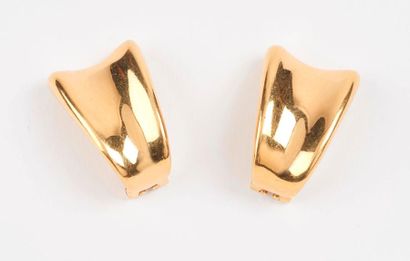 null Attribués à BUCHERER 

Paire de clips d'oreilles en or jaune (750) uni en forme...