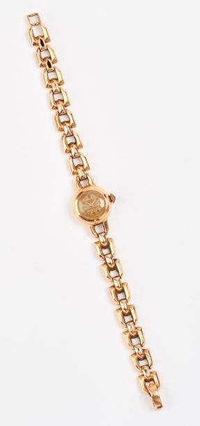 M. GREC 

Montre bracelet de dame en or jaune (750).

Cadran rond, doré vernis, signé,...