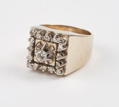 null Bague chevalière en or gris (750) à chaton carré centré d'un diamant de taille...