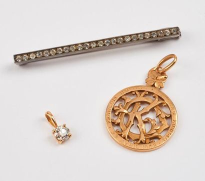 null Lot de bijoux comprenant : 

- un pendentif en or jaune (750) orné d'un diamant...