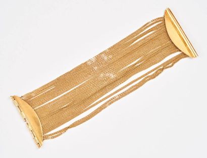 null Bracelet en or jaune (750) formé de vingt chaînes. 

Fermoir en mandorle à deux...