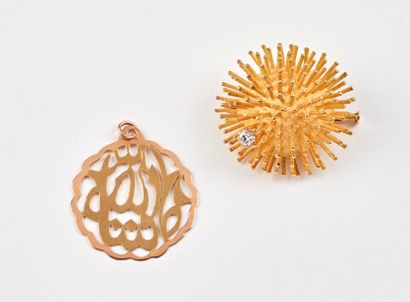 null Une broche oursin en or jaune (750) ornée d'un diamant taille brillant moderne,...