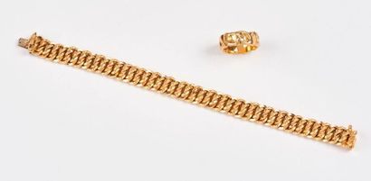 null Deux bijoux en or jaune (750) :

- bague à motifs creux. Tour de doigt : 57.

-...