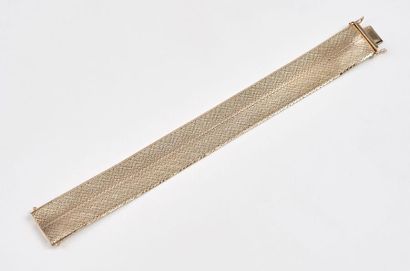 null Bracelet ruban en or gris (750). 

Poids : 62,4 g. - Long. : 19 cm.
