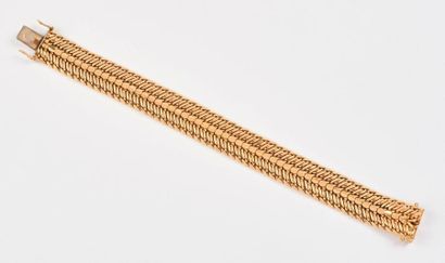 null Bracelet ruban articulé en or jaune (750) grainé et amati à double mailles gourmettes...