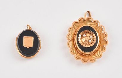 null Deux pendentifs porte souvenirs ovales en or (750) et onyx noir :

- un en forme...