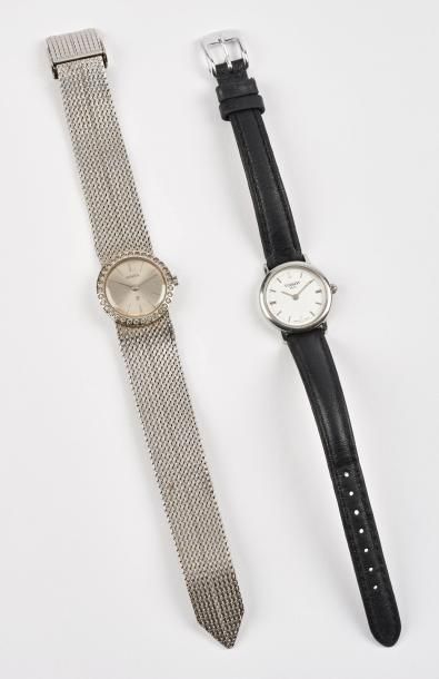 null Lot de deux montres :

- ORNATA 

Montre bracelet de dame en acier, lunette...