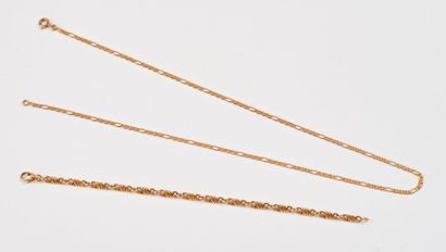 null Deux bijoux en or jaune (750) : 

- une chaine à maille Figaro.

Poids : 5,3...