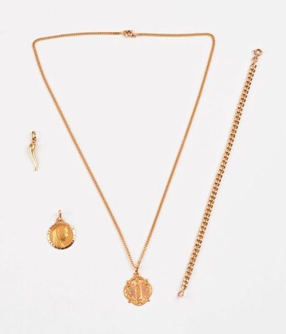 null Lot de bijoux en or jaune (750) :

- trois pendentifs.

- une chaîne à maille...