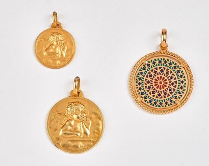 null Trois pendentifs en médaillon en or jaune (750) :

- un à décor de rosace en...