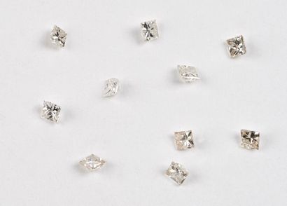 null Lot de dix petits diamants de taille princesse.

Pois total des diamants : 0,99...