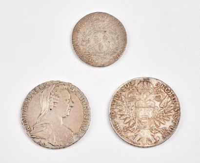null Trois pièces en argent :

- Louis XV.

Demi-écu aux lauriers en argent.

1729,...