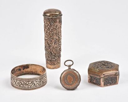 null Lot d'objets en argent (min 800) indochinois :

- une pilulier hexagonal à décor...