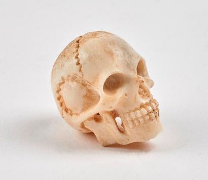 null Petit memento-mori figurant un crâne humain en os ou bois de cervidé sculpté.

H....