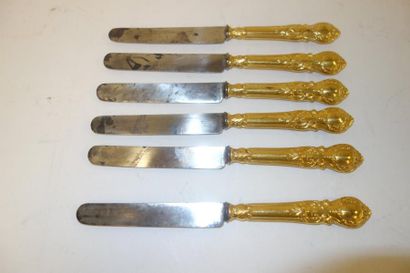 null 
Six couteaux à dessert en acier à manches en métal doré fourré à décor de feuillages...