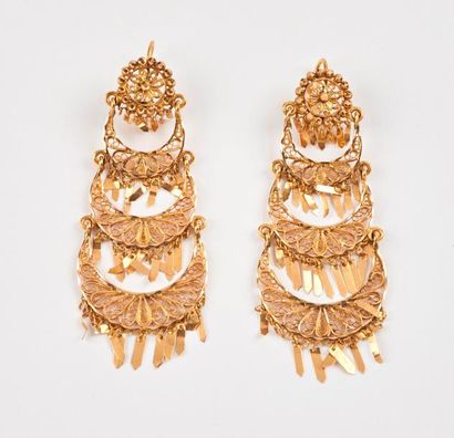 null Paire de pendants d'oreilles en or jaune (750) articulés formés d'une rosette...