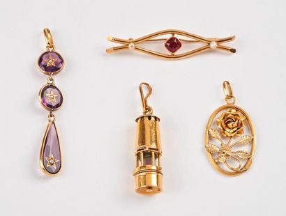 null Lot de bijoux en or jaune (750) : 

- trois pendentifs (lampe de mineur / rose...