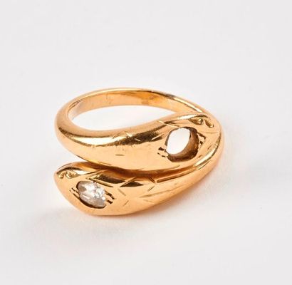 null Bague serpent en or jaune (750), les têtes ornées d'un diamant de taille ancienne....