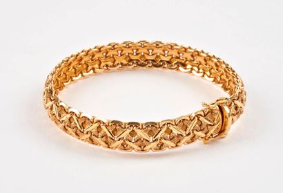 null Petit bracelet ruban tressé en or jaune (750) grainé et bruni.

Fermoir cliquet...
