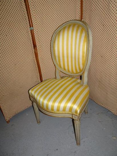 null Quatre chaises à dossier en médaillon en bois mouluré relaqué gris et doré,...