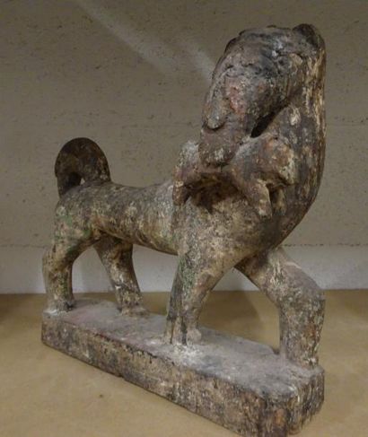 AFRIQUE 

Lionne et son petit.

Sculpture en bois patiné.

H. : 29 cm.

Petits manques...