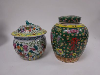 CHINE XXÈME SIÈCLE 

Ensemble de deux vases en porcelaine et leurs couvercles, à...