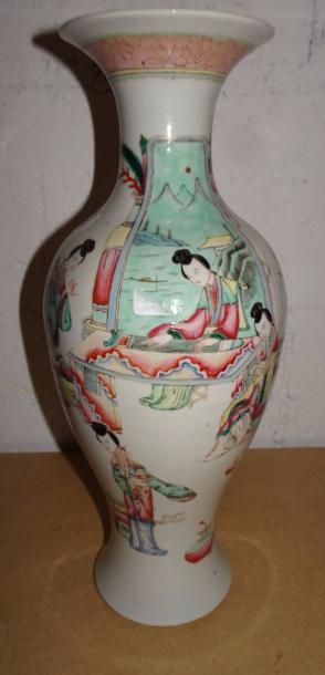 CHINE 

Vase balustre en porcelaine à décor polychrome de femmes musiciennes.

H....