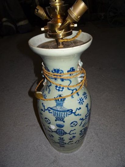 CHINE 

Vase balustre à fond plat à décor en relief et en bleu d'objets usuels sur...