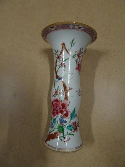 CHINE 

Vase en cornet en porcelaine blanche à décor polychrome de pivoines.

Famille...