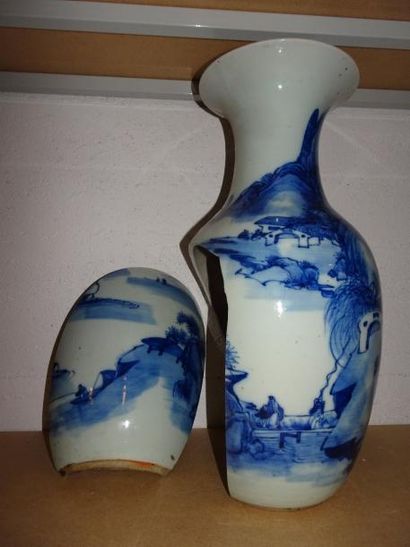 CHINE 

Vase en balustre à fond plat en porcelaine blanche à décor de paysage lacustre...