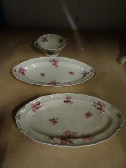 null Caisse :

Service de table en porcelaine à décor de fleurs roses.

Eclats.