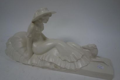 LEJAN 

Jeune femme allongée avec un lévrier. 

Tirage en céramique émaillée blanc,...
